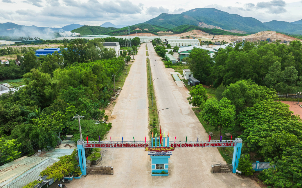 Toàn cảnh cổng vào Cụm công nghiệp Nhơn Tân 1, dự án xây dựng trọng điểm do Xây dựng TC Bình Định đảm nhiệm thi công san nền, giao thông và hạ tầng kỹ thuật.