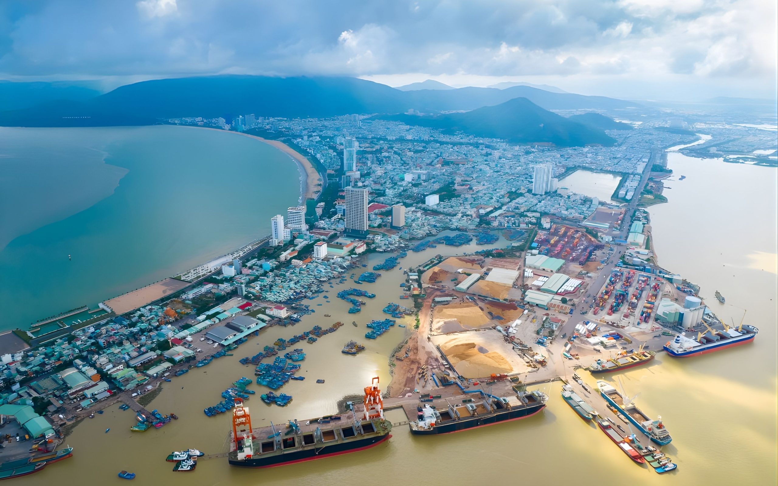 Cảng Quy Nhơn là đầu mối lớn về vận tải hàng hải tại khu vực Nam Trung Bộ, Nhơn Tân